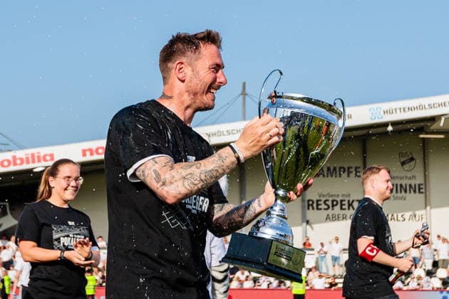 Sport Bilder des Tages Tobias Strobl (SC Verl, Cheftrainer) jubelt nach dem Sieg im Finale des Krombacher Westfalenpokal GER, SC Verl vs. SF Lotte, Fussball, Westfalenpokal, Finale, Spielzeit 2025 2026, 23.05.2026 DFL Regulations prohibit any use of photographers as image sequences and or quasi-video. GER, SC Verl vs. SF Lotte, Fussball, Westfalenpokal, Finale, Spielzeit 2025 2026, 23.05.2026 Verl Copyright: xEibner-Pressefoto JanxRollingerx EP_JSK