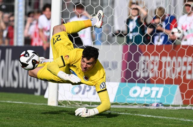 Sport Bilder des Tages 23.05.2026, xophax, Fussball , Vebandspokal Finale Bitburger Pokal 2025 2026 : SC Fortuna Köln gegen Viktoria Köln . Sieger Viktoria Köln : Torwart Arne Schulz ( Viktoria Köln ) hält den entschiedenen Elfmeter. Koeln