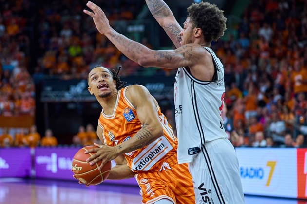 Zweikampf, Duell zwischen Nelson Weidemann (ratiopharm ulm, 00) und Demarcus Marquette Demonia (BMA365 Bamberg Baskets, 08) GER, ratiopharm ulm vs. Bamberg Baskets, Basketball, Playoffs, Viertelfinale, 3. Spiel, EasyCredit BBL, Spielzeit 2025 2026, 23.05.2026 GER, ratiopharm ulm vs. Bamberg Baskets, Basketball, Playoffs, Viertelfinale, 3. Spiel, EasyCredit BBL, Spielzeit 2025 2026, 23.05.2026 Neu-Ulm Copyright: xEibner-Pressefoto GeraldxOelze-dexStoppanyx EP_ODS