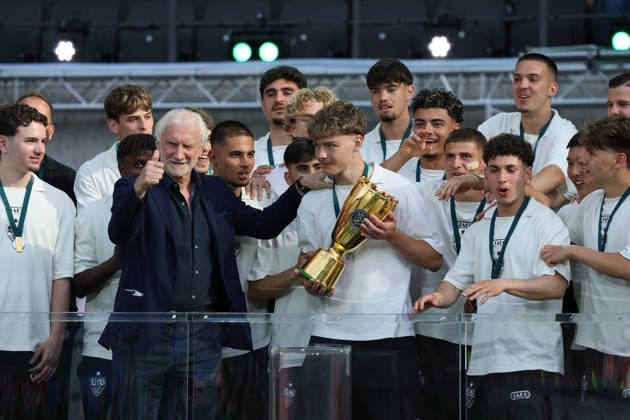 Sport Bilder des Tages 23.05.26 DFB-Pokal Finale 2026 FC Bayern München - VfB Stuttgart Deutschland, Berlin, 23.05.2026, Fussball, Saison 2025 2026, DFB-Pokal Finale 2026 Berlin, Siegerehrung U19 VfB Stuttgart. Rudi Völler, links, VfB Kapitän Yanik Spalt, rechts .