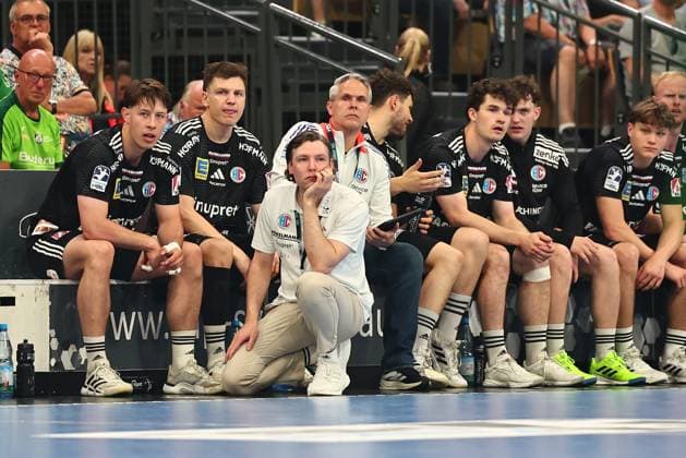 Johannes Sellin (HC Erlangen, Cheftrainer) kniet vor der Bank GER, HSG Wetzlar vs HC Erlangen, Handball, 1. Bundesliga, 32. Spieltag, Spielzeit 2025 2026, 23.05.2026 GER, HSG Wetzlar vs HC Erlangen, Handball, 1. Bundesliga, 32. Spieltag, Spielzeit 2025 2026, 23.05.2026 Wetzlar Copyright: xEibner-Pressefoto RenexWeissx EP_RWS