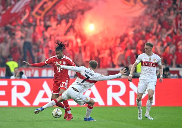 Zweikampf, Aktion Michael Olise FC Bayern Muenchen FCB (17) gegen Maximilian Mittelstaedt VfB Stuttgart (07) Chris Fuehrich VfB Stuttgart (10) Bengalos, Pyrotechnik, Pyro, Feuerwerkskoerper, 83. DFB Pokalfinale FC Bayern Muenchen FCB vs VFB Stuttgart Olympiastadion Berlin 23.05.2026 DFL REGULATIONS PROHIBIT ANY USE OF PHOTOGRAPHS AS IMAGE SEQUENCES AND OR QUASI-VIDEO 83. DFB Pokalfinale FC Bayern Muenchen FCB vs VFB Stuttgart