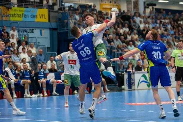 Å tÄ›pan Zeman, Kreislaeufer, (VfL Gummersbach 66), Philipp Vorlicek, Rueckraum, (TSV GWD Minden 22), Tom Kiesler, Rueckraum, (VfL Gummersbach 30), VfL Gummersbach vs. TSV GWD Minden, Daikin Handball Bundesliga, Herren , 30. Spieltag, 23.05.2026 Gummersbach NRW Deutschland