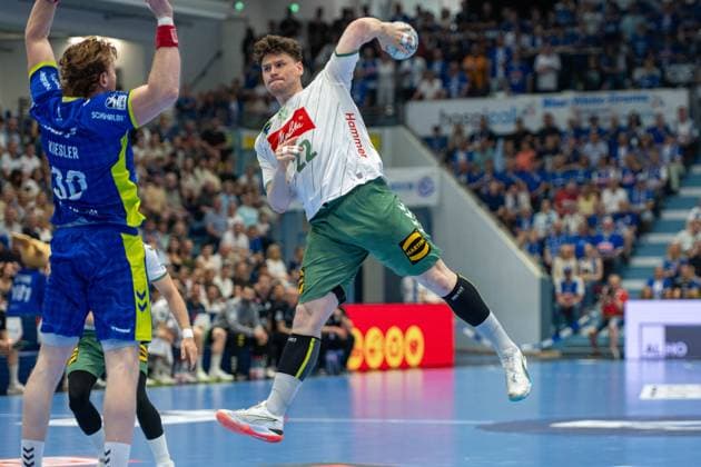 Tom Kiesler, Rueckraum, (VfL Gummersbach 30), Philipp Vorlicek, Rueckraum, (TSV GWD Minden 22), VfL Gummersbach vs. TSV GWD Minden, Daikin Handball Bundesliga, Herren , 30. Spieltag, 23.05.2026 Gummersbach NRW Deutschland