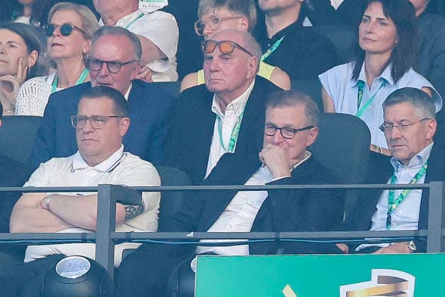 Sportvorstand Max Eberl (FC Bayern Muenchen), Karl-Heinz Rummennigge (FC Bayern Muenchen), Ehrenpraesident Uli Hoeness (FC Bayern Muenchen), Vorstandsvorsitzender Jan-Christian Dreesen (FC Bayern Muenchen) und Praesident Herbert Hainer (FC Bayern Muenchen) schauen enttaeuscht, DFB Cup Final 2026, FC Bayern München v VfB Stuttgart, Olympiastadion am 23. May 2026 in Berlin, Deutschland. (Foto von Marco Steinbrenner DeFodi Images) Sportvorstand Max Eberl (FC Bayern Muenchen), Karl-Heinz Rummennigge (FC Bayern Muenchen), Ehrenpraesident Uli Hoeness (FC Bayern Muenchen), Vorstandsvorsitzender Jan-Christian Dreesen (FC Bayern Muenchen) und Praesident Herbert Hainer (FC Bayern Muenchen) look dejected, DFB Cup Final 2026, FC Bayern München v VfB Stuttgart, Olympiastadion, May 23, 2026 in Berlin, Germany. (Photo by Marco Steinbrenner DeFodi Images) -