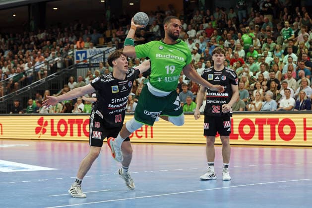 23.05.2026, xovx, Handball Daikin Handball-Bundesliga, HSG Wetzlar - HC Erlangen v.l. Florian Scheerer (HC Erlangen), Philipp Ahouansou (HSG Wetzlar), Maxim Lochman (HC Erlangen) Wetzlar Buderus Arena Hessen Deutschland (DE)