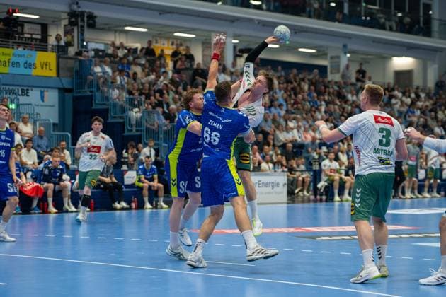 Å tÄ›pan Zeman, Kreislaeufer, (VfL Gummersbach 66), Morten Hempel Jensen, Rueckraum, (TSV GWD Minden 9), , VfL Gummersbach vs. TSV GWD Minden, Daikin Handball Bundesliga, Herren , 30. Spieltag, 23.05.2026 Gummersbach NRW Deutschland