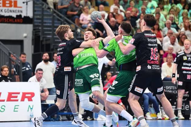 Niklas Theiss (HSG Wetzlar, 09) im Zweikampf mit Christopher Bissel (HC Erlangen, 21) GER, HSG Wetzlar vs HC Erlangen, Handball, 1. Bundesliga, 32. Spieltag, Spielzeit 2025 2026, 23.05.2026 GER, HSG Wetzlar vs HC Erlangen, Handball, 1. Bundesliga, 32. Spieltag, Spielzeit 2025 2026, 23.05.2026 Wetzlar Copyright: xEibner-Pressefoto RenexWeissx EP_RWS