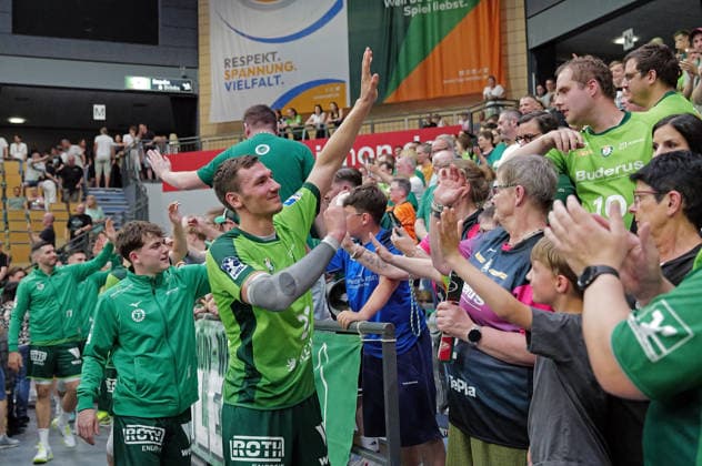 23.05.2026, xovx, Handball Daikin Handball-Bundesliga, HSG Wetzlar - HC Erlangen Die Spieler der HSG Wetzlar bejubeln mit ihren Fans von Eintracht Frankfurt den 29:26 Sieg gegen den HC Erlangen, vorne Jona Schoch (HSG Wetzlar) Wetzlar Buderus Arena Hessen Deutschland (DE)