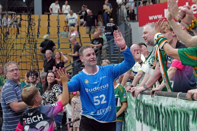 23.05.2026, xovx, Handball Daikin Handball-Bundesliga, HSG Wetzlar - HC Erlangen Die Spieler der HSG Wetzlar bejubeln mit ihren Fans von Eintracht Frankfurt den 29:26 Sieg gegen den HC Erlangen, vorne Andreas Palicka (HSG Wetzlar) Wetzlar Buderus Arena Hessen Deutschland (DE)