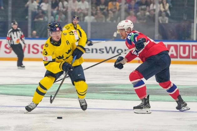 FRIBOURG, SWITZERLAND - MAY 23: Lucas Raymond of Sweden L) in action against Max Krogdahl of Norway R) during the 2026 IIHF Ice hockey, Eishockey World Championship, WM, Weltmeisterschaft Switzerland game between Norway and Sweden at BCF Arena on May 23, 2026 in Fribourg, Fribourg. Fribourg BCF Arena Fribourg Switzerland Copyright: xJustPictures.ch JarixPestelaccix jp-en-EuSpIm-JP6_JAR_Norway_Sweden_23May2026_00028