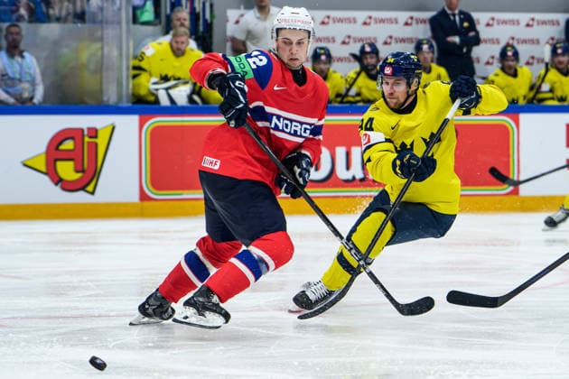 260523 Stian Solberg of Norway and Joel Persson of Sweden during the 2026 IIHF Ice hockey, Eishockey World Championship, WM, Weltmeisterschaft match between Norway and Sweden on May 23, 2026 in Fribourg. Photo: Jesper Zerman BILDBYRAN kod JZ JZ0727 ishockey ice hockey ishockey-vm 2026 vm 2026 iihf world championship norge norway sverige sweden bbeng Copyright: JESPERxZERMAN BB260523JZ026