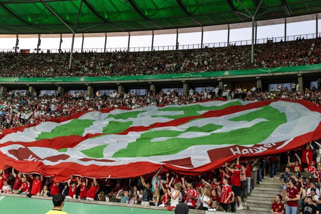 GER, DFB-Pokalfinale, Training und Pressekonferenz, FC Bayern München - VfB Stuttgart. 23.05.2026, Olympiastadion, Olympiastadion, GER, DFB-Pokalfinale, Training und Pressekonferenz, FC Bayern München - VfB Stuttgart. Banneraktion der Fans vom VfB Stuttgart und FC Bayern München Â