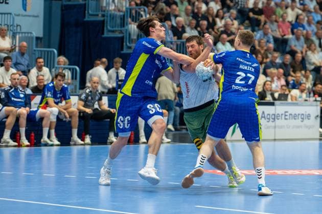 Miro Schluroff, Rueckraum, (VfL Gummersbach 15), Kristjan HorÅ¾en, Kreislaeufer, (VfL Gummersbach 27), Malte Donker, Rueckraum, (TSV GWD Minden 39), VfL Gummersbach vs. TSV GWD Minden, Daikin Handball Bundesliga, Herren , 30. Spieltag, 23.05.2026 Gummersbach NRW Deutschland