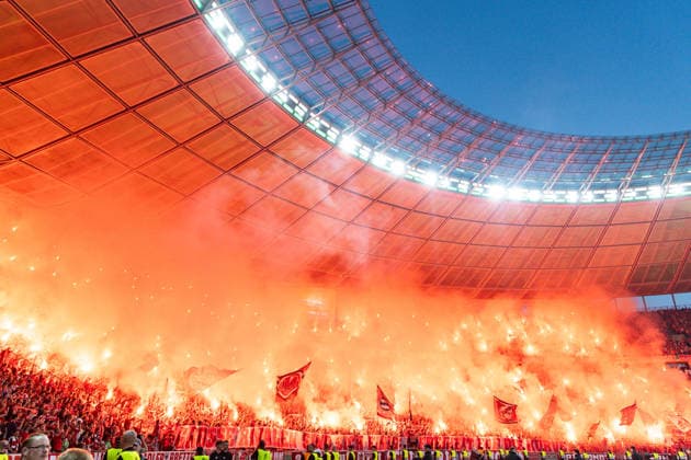 GER, DFB-Pokalfinale, Training und Pressekonferenz, FC Bayern München - VfB Stuttgart. 23.05.2026, Olympiastadion, Olympiastadion, GER, DFB-Pokalfinale, Training und Pressekonferenz, FC Bayern München - VfB Stuttgart. Pyrotechnikshow der Fans vom FC Bayern München Â