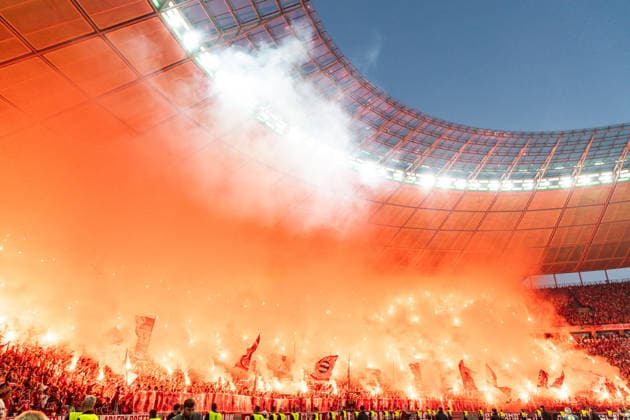 GER, DFB-Pokalfinale, Training und Pressekonferenz, FC Bayern München - VfB Stuttgart. 23.05.2026, Olympiastadion, Olympiastadion, GER, DFB-Pokalfinale, Training und Pressekonferenz, FC Bayern München - VfB Stuttgart. Pyrotechnikshow der Fans vom FC Bayern München Â
