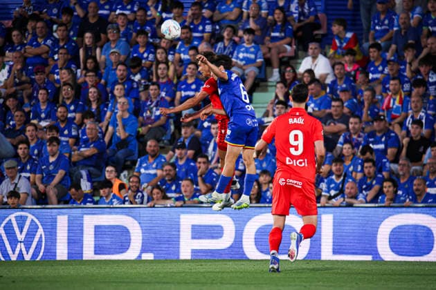 Getafe vs. Osasuna, on the 38th matchday of the 2025 26 Spanish First Division May 23, 2026, Getafe, Madrid, Spain: Torro and Mario Martin fight for the ball during the Spanish championship LaLiga football match between Getafe and Osasuna on 23 May 2026 at Estadio El Coliseum in Getafe, Madrid, Spain. Madrid Madrid Spain Copyright: xAlejandroxMatiasx