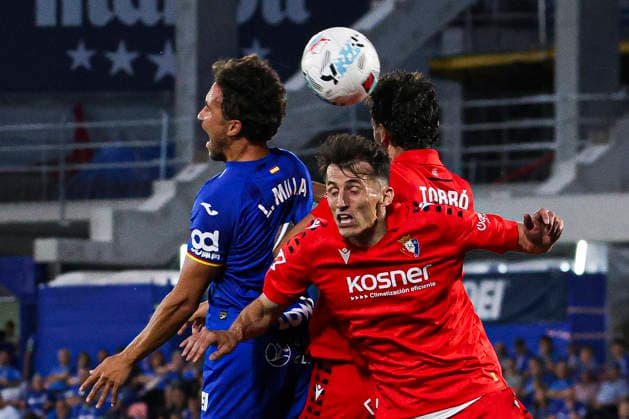 Getafe vs. Osasuna, on the 38th matchday of the 2025 26 Spanish First Division May 23, 2026, Getafe, Madrid, Spain: Budimir and Luis Milla fights for the ball during the Spanish championship LaLiga football match between Getafe and Osasuna on 23 May 2026 at Estadio El Coliseum in Getafe, Madrid, Spain. Madrid Madrid Spain Copyright: xAlejandroxMatiasx
