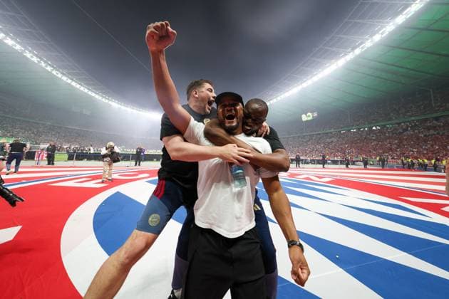 Chef-Trainer Vincent Kompany (FC Bayern Muenchen), der FC Bayern Muenchen feiert den Gewinn des 83. DFB-Pokalfinale , FC Bayern Muenchen vs. VfB Stuttgart, Fussball, 83. DFB-Pokalfinale, 23.05.2026 DFL DFB regulations prohibit any use of photographs as image sequences and or quasi-video Berlin Berlin Deutschland