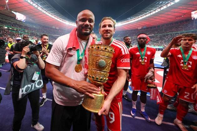 Chef-Trainer Vincent Kompany (FC Bayern Muenchen), Harry Kane 9 (FC Bayern Muenchen), haelt den DFB-Pokal in den Haenden, FC Bayern Muenchen vs. VfB Stuttgart, Fussball, 83. DFB-Pokalfinale, 23.05.2026 DFL DFB regulations prohibit any use of photographs as image sequences and or quasi-video Berlin Berlin Deutschland