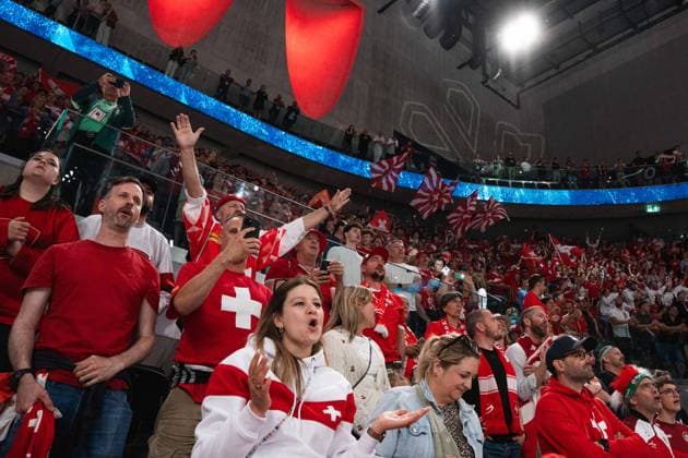 ZURICH, ZURICH - MAY 23: Switzerland national team, Nationalteam stars celebrate with fans following the game as W?Nuss vo Bümpliz is played during the 2026 IIHF World Championship, WM, Weltmeisterschaft Preliminary Round Group A match between Switzerland and Hungary at Swiss Life Arena on May 23, 2026 in Zurich, Zurich, Switzerland. Copyright: xLivioxBaeriswylx xSPPx Sportspressphoto_152973