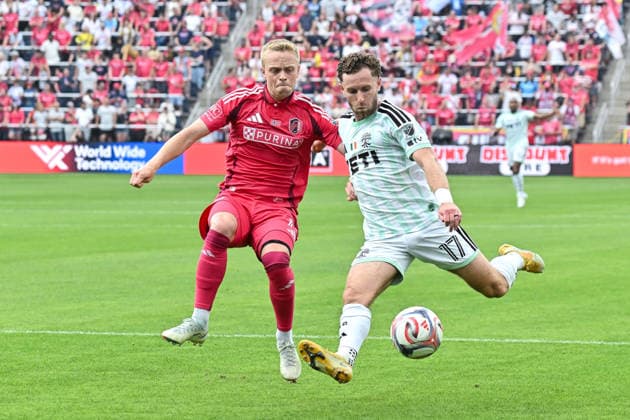 ST. LOUIS, MO - MAY 23: Tomas Totland (14) of the St. Louis CITY SC leaps to block the crossing attempt of Jon Gallagher (17) of the Austin FC during the MLS, Fussball Herren, USA regular season match where St. Louis CITY SC hosted Austin FC on Saturday May 23rd, 2026, at Energizer Park in St. Louis City, MO. (Photo by Rick Ulreich Icon Sportswire) SOCCER: MAY 23 MLS St. Louis CITY SC vs Austin FC EDITORIAL USE ONLY Icon26052310