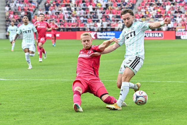 ST. LOUIS, MO - MAY 23: Tomas Totland (14) of the St. Louis CITY SC slides and blocks the crossing attempt of Jon Gallagher (17) of the Austin FC during the MLS, Fussball Herren, USA regular season match where St. Louis CITY SC hosted Austin FC on Saturday May 23rd, 2026, at Energizer Park in St. Louis City, MO. (Photo by Rick Ulreich Icon Sportswire) SOCCER: MAY 23 MLS St. Louis CITY SC vs Austin FC EDITORIAL USE ONLY Icon26052311