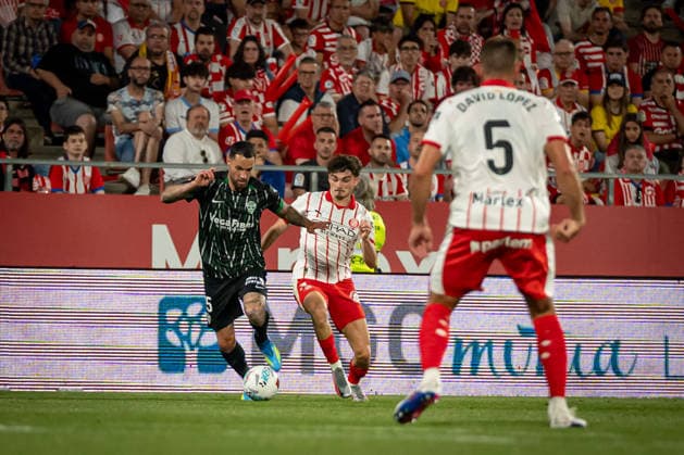 Toni Morente (Elche CF) and Joel Roca (Girona FC) battle for the ball during a La Liga EA Sports match between Girona FC and Elche CF at Estadi Municipal de Montilivi in Girona, , Spain, on May 23 2026. Photo by Felipe Mondino Copyright: x@FELIPExMONDINOx