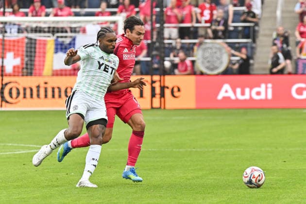 ST. LOUIS, MO - MAY 23: Simon Becher (11) of the St. Louis CITY SC and Jon Bell (15) of the Austin FC bump as they battle for control of the ball during the MLS, Fussball Herren, USA regular season match where St. Louis CITY SC hosted Austin FC on Saturday May 23rd, 2026, at Energizer Park in St. Louis City, MO. (Photo by Rick Ulreich Icon Sportswire) SOCCER: MAY 23 MLS St. Louis CITY SC vs Austin FC EDITORIAL USE ONLY Icon26052323