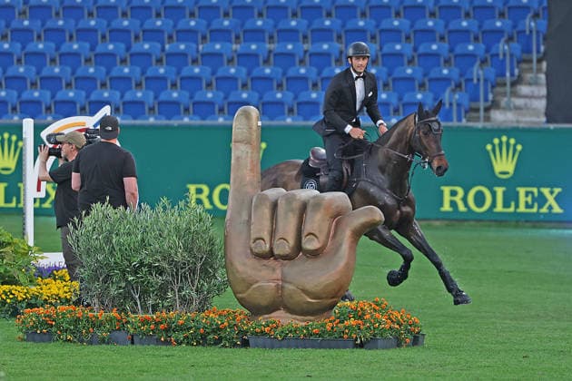 Richard Vogel im Smoking durch die Aachen Soers und am Öcher Klenkes (Hindernis und Fingerzeig, Gruss der Aachener) vorbei, Konzert Pferd & Sinfonie, Rahmenprogramm, Motto des Abends: James Bond, Weltfest des Pferdesports, World Equestrian Festival, TSCHIO Aachen 2026, TSCHIO statt CHIO 2026, Aachener Soers, 22. bis 24. Mai 2026, Reitsport, 23.05.2026, Aachen Aachener Soers Deutschland