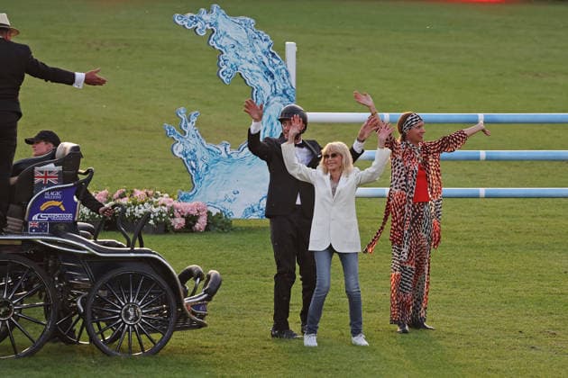 Britt Ekland das legendäre Bond-Girl aus dem Film The Man with the Golden Gun mit Richard Vogel und Luciana Diniz nach der Kutschfahrt mit Boyd Exel , Konzert Pferd & Sinfonie, Rahmenprogramm, Motto des Abends: James Bond, Weltfest des Pferdesports, World Equestrian Festival, TSCHIO Aachen 2026, TSCHIO statt CHIO 2026, Aachener Soers, 22. bis 24. Mai 2026, Reitsport, 23.05.2026, Aachen Aachener Soers Deutschland