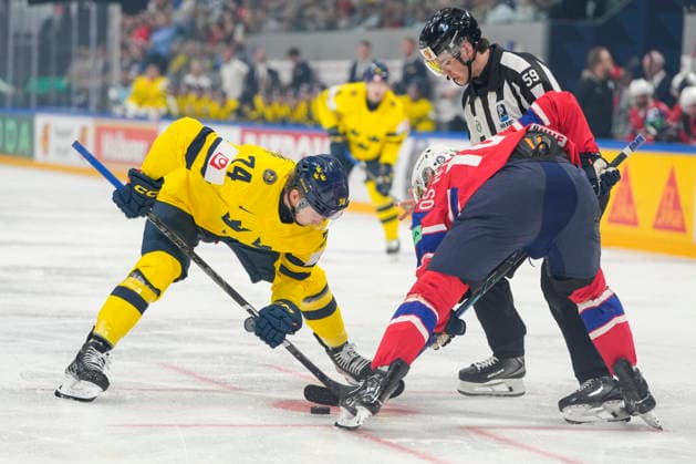 FRIBOURG, SWITZERLAND - MAY 23: Rasmus Asplund of Sweden facing Havard OSTREM Salsten of Norway at face-off during the 2026 IIHF Ice hockey, Eishockey World Championship, WM, Weltmeisterschaft Switzerland game between Norway and Sweden at BCF Arena on May 23, 2026 in Fribourg, Fribourg. Fribourg BCF Arena Fribourg Switzerland Copyright: xJustPictures.ch JarixPestelaccix jp-en-EuSpIm-JP6_JAR_Norway_Sweden_23May2026_00026