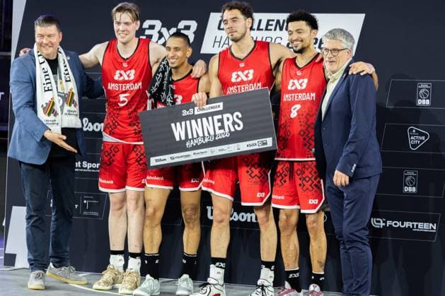 Amsterdam RABOBANK NED triumphiert beim FIBA 3x3 Hamburg Challenger am 23. Mai 2026 in der Active City Arena Hamburg. Die niederländische Mannschaft präsentiert sich stolz mit der Siegertrophäe: Jan Driessen, Adriaan Van Tilborg, Bryan Alberts und Worthy de Jong posieren gemeinsam mit Funktionären auf dem Siegerfoto. Amsterdam RABOBANK gewinnt FIBA 3x3 Hamburg Challenger 2026