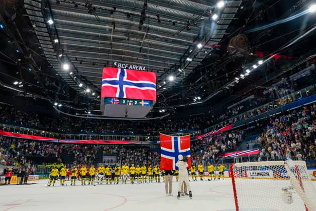 FRIBOURG, SWITZERLAND - MAY 23: The teams line up along the blue lines during the Norwegian national anthem following the 2026 IIHF Ice hockey, Eishockey World Championship, WM, Weltmeisterschaft Switzerland game between Norway and Sweden at BCF Arena on May 23, 2026 in Fribourg, Fribourg. Fribourg BCF Arena Fribourg Switzerland Copyright: xJustPictures.ch JarixPestelaccix jp-en-EuSpIm-JP6_JAR_Norway_Sweden_23May2026_00112