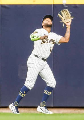 Milwaukee Brewers center fielder Jackson Chourio catches a fly ball hit by Los Angeles Dodgers shortstop Miguel Rojas in the second inning of the MLB, Baseball Herren, USA game between the Los Angeles Dodgers and the Milwaukee Brewers at American Family Field in Milwaukee, Wisconsin on Saturday, May 23, 2026.  MIL20260523815 TANNENxMAURY