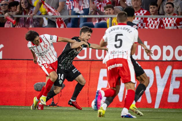 Girona FC and Elche CF in Girona, Spain - 23 May 2026 Bryan Gil (Girona FC) and Aleix Febas (Elche CF) battle for the ball during a La Liga EA Sports match between Girona FC and Elche CF at Estadi Municipal de Montilivi. Final Score: Girona FC 1 - Elche CF 1. Spain Copyright: xFelipexMondinox xSOPAxImagesx SP0799-1043