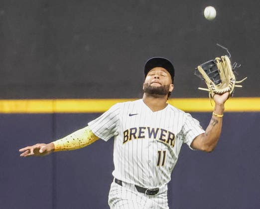 Milwaukee Brewers center fielder Jackson Chourio catches a fly ball hit by Los Angeles Dodgers center fielder Andy Pages in the fifth inning of the MLB, Baseball Herren, USA game between the Los Angeles Dodgers and the Milwaukee Brewers at American Family Field in Milwaukee, Wisconsin on Saturday, May 23, 2026.  MIL20260523823 TANNENxMAURY