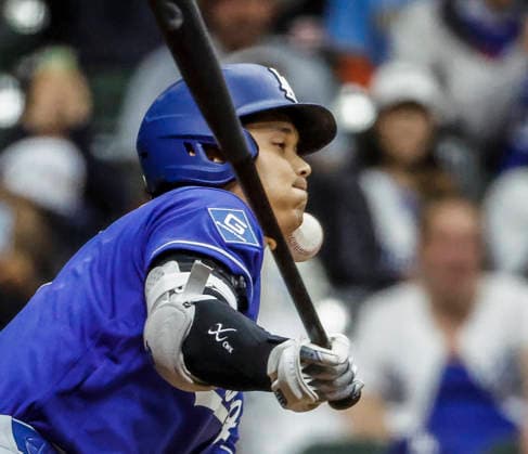 Los Angeles Dodgers designated hitter Shohei Ohtani fouls a ball off his face in the ninth inning of the MLB, Baseball Herren, USA game between the Los Angeles Dodgers and the Milwaukee Brewers at American Family Field in Milwaukee, Wisconsin on Saturday, May 23, 2026. The Dodgers defeated the Brewers 11-3.  MIL20260523840 TANNENxMAURY