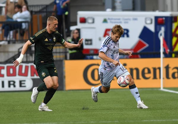 PORTLAND, OR - MAY 23: San Jose Earthquakes midfielder Jack Skahan (16) controls the ball against Portland Timbers defender Finn Surman (20) during a MLS, Fussball Herren, USA match between the Portland Timbers and San Jose Earthquakes on May 23, 2026 at Providence Park in Portland, Oregon. (Photo by Brian Murphy Icon Sportswire) SOCCER: MAY 23 MLS Portland Timbers vs San Jose Earthquakes EDITORIAL USE ONLY Icon2605231178