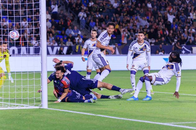 May 23, 2026, Carson, California, USA: Joseph Paintsil 28 of the LA Galaxy scores a goal during their regular season MLS, Fussball Herren, USA game against the Houston Dynamo FC on Saturday May 23, 2026 at the Dignity Health Sports Park Stadium in Carson, California. ARIANA RUIZ PI Carson USA - ZUMAp124 20260523_zaa_p124_003 Copyright: xArianaxRuizx
