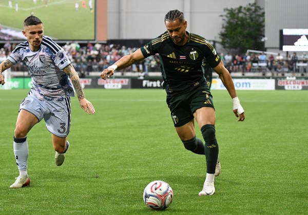 PORTLAND, OR - MAY 23: Portland Timbers midfielder Ariel Lassiter (7) controls the ball against San Jose Earthquakes defender Paul Marie (3) during a MLS, Fussball Herren, USA match between the Portland Timbers and San Jose Earthquakes on May 23, 2026 at Providence Park in Portland, Oregon. (Photo by Brian Murphy Icon Sportswire) SOCCER: MAY 23 MLS Portland Timbers vs San Jose Earthquakes EDITORIAL USE ONLY Icon2605232248