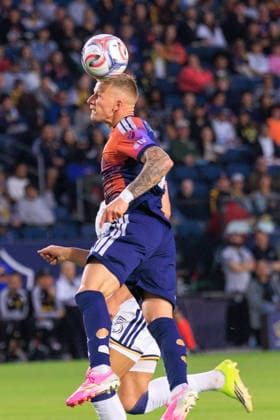 May 23, 2026, Carson, California, USA: Mateusz Bogusz 19 of the Houston Dynamo FC wins a head ball during their regular season MLS, Fussball Herren, USA match against the LA Galaxy on Saturday May 23, 2026 at Dignity Health Sports Park Stadium in Carson, California. JAVIER ROJAS PI Carson USA - ZUMAp124 20260523_zaa_p124_007 Copyright: xJavierxRojasx