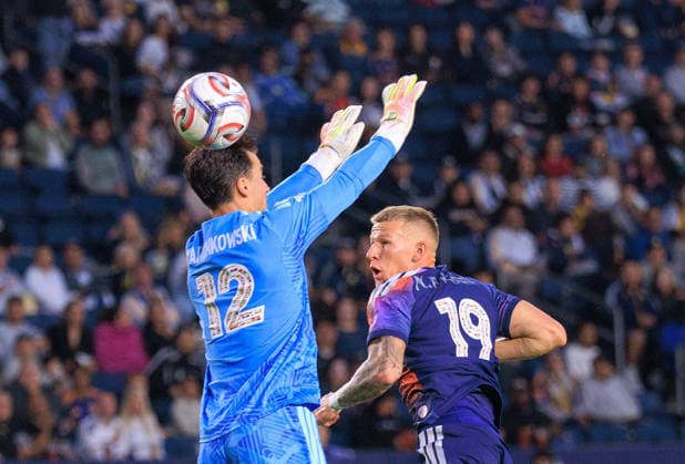 May 23, 2026, Carson, California, USA: Mateusz Bogusz 19 of the Houston Dynamo FC puts the ball over goalkeeper, JT Marcinkowski 12 of the LA Galaxy during their regular season MLS, Fussball Herren, USA match on Saturday May 23, 2026 at Dignity Health Sports Park Stadium in Carson, California. JAVIER ROJAS PI Carson USA - ZUMAp124 20260523_zaa_p124_008 Copyright: xJavierxRojasx