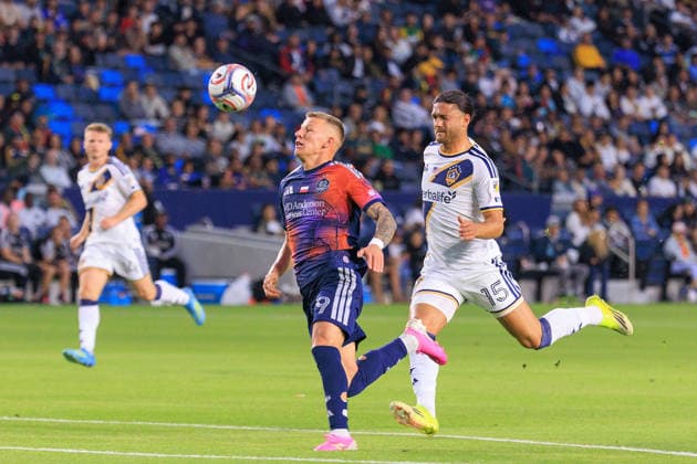 May 23, 2026, Carson, California, USA: Mateusz Bogusz 19 of the Houston Dynamo FC gets past Justin Haak 15 of the LA Galaxy during their regular season MLS, Fussball Herren, USA match on Saturday May 23, 2026 at Dignity Health Sports Park Stadium in Carson, California. JAVIER ROJAS PI LA Galaxy Vs. Dynamo  - ZUMAp124 20260523_zaa_p124_006 Copyright: xJavierxRojasx
