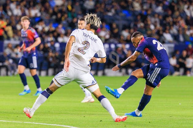 May 23, 2026, Carson, California, USA: Guilherme Augusto 20 of the Houston Dynamo FC kicks the ball past Miki Yamane 2 of the LA Galaxy for a goal during their regular season MLS, Fussball Herren, USA match on Saturday May 23, 2026 at Dignity Health Sports Park Stadium in Carson, California. JAVIER ROJAS PI LA Galaxy Vs. Dynamo  - ZUMAp124 20260523_zaa_p124_013 Copyright: xJavierxRojasx