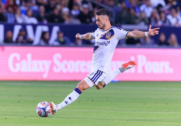 May 23, 2026, Carson, California, USA: Erik Thommy 27 of the LA Galaxy during their regular season MLS, Fussball Herren, USA game against the Houston Dynamo FC on Saturday May 23, 2026 at the Dignity Health Sports Park Stadium in Carson, California. Galaxy tie with Dynamo, 1-1. ARIANA RUIZ PI Carson USA - ZUMAp124 20260523_zaa_p124_020 Copyright: xArianaxRuizx