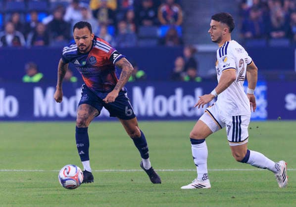 May 23, 2026, Carson, California, USA: Erik Thommy 27 of the LA Galaxy passes the ball as Artur 6 of the Houston Dynamo FC attempts to intercept during their regular season MLS, Fussball Herren, USA game on Saturday May 23, 2026 at the Dignity Health Sports Park Stadium in Carson, California. Galaxy tie with Dynamo, 1-1. ARIANA RUIZ PI Carson USA - ZUMAp124 20260523_zaa_p124_015 Copyright: xArianaxRuizx