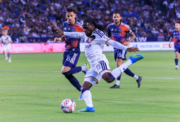May 23, 2026, Carson, California, USA: Joseph Paintsil 28 of the LA Galaxy makes a goal attempt as Felipe Andrade 36 of the Houston Dynamo FC defends during their regular season MLS, Fussball Herren, USA game on Saturday May 23, 2026 at the Dignity Health Sports Park Stadium in Carson, California. Galaxy tie with Dynamo, 1-1. ARIANA RUIZ PI Carson USA - ZUMAp124 20260523_zaa_p124_016 Copyright: xArianaxRuizx