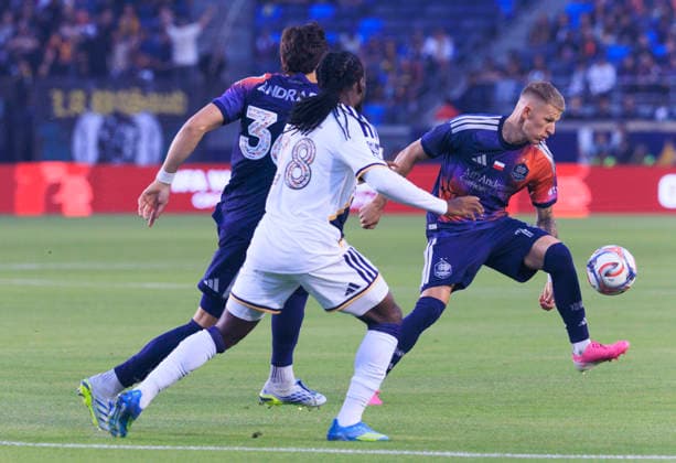 May 23, 2026, Carson, California, USA: Mateusz Bogusz 19 of the Houston Dynamo FC receives the ball as Joseph Paintsil 28 of the LA Galaxy defends during their regular season MLS, Fussball Herren, USA game on Saturday May 23, 2026 at the Dignity Health Sports Park Stadium in Carson, California. Galaxy tie with Dynamo, 1-1. ARIANA RUIZ PI LA Galaxy Vs. Houston Dynamo  - ZUMAp124 20260523_zaa_p124_021 Copyright: xArianaxRuizx