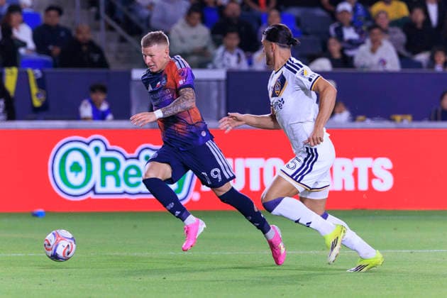 May 23, 2026, Carson, California, USA: Mateusz Bogusz 19 of the Houston Dynamo FC takes the ball up the sidelines as Justin Haak 15 of the LA Galaxy defends during their regular season MLS, Fussball Herren, USA game on Saturday May 23, 2026 at the Dignity Health Sports Park Stadium in Carson, California. Galaxy tie with Dynamo, 1-1. ARIANA RUIZ PI LA Galaxy Vs. Houston Dynamo  - ZUMAp124 20260523_zaa_p124_042 Copyright: xArianaxRuizx